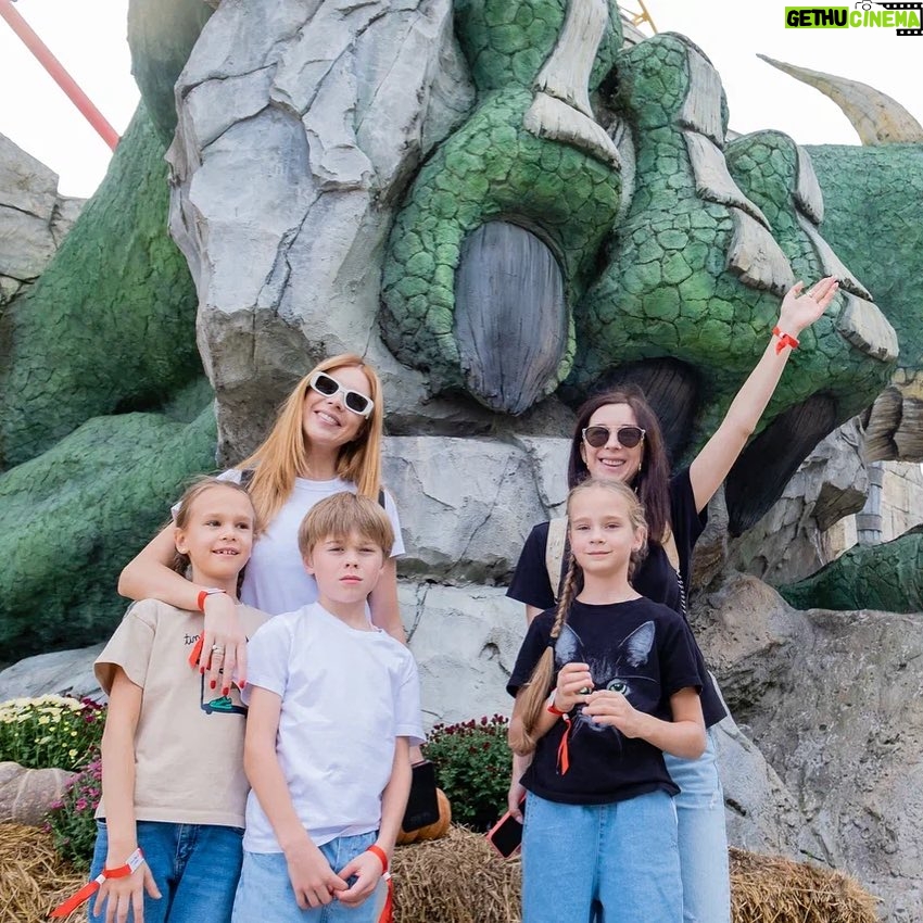 Natalya Podolskaya Instagram - В этом году Ванин день рождения мы отмечали очень долго и с размахом. Но самый запоминающийся - был в Сочи. Взяли и поехали 🙃. Это те дни, которые я навсегда сохраню в своем сердце! Родители, если будете в Сочи, я вам искренне рекомендую тематический парк аттракционов Сочи Парк @sochipark Дети были в восторге! А их знаменитая баба-Яга не оставит никого равнодушными!