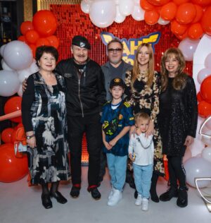 Natalya Podolskaya Instagram - Дорогой наш Петрович , наш папа !!! С Днем Рождения ❤️. Желаю только хороших новостей , богатырского здоровья, красивого футбола и окрыляющей музыки ! В нашей семье именно Вы отвечаете за самые смешные истории и чувство юмора с серьезным лицом ( мой любимый вариант) . Живя с Вашим сыном почти 20 лет могу сказать, что это передается по наследству 👌. Надеюсь и внукам достанется 🙏🏻. Мы Вас очень любим, нежный , трепетный и заботливый папа и дедушка! С Вашим днем ❤️