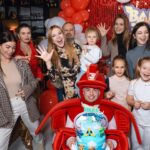 Natalya Podolskaya Instagram - В этом году так получилось, что отмечали день рождения Вани 4 раза !!!! И на этот раз - с любимыми бабушками , дедушкой и крестными -всей нашей семьей ! За веселье как всегда отвечали наши неизменные , лучшие в своем деле @lobacheva_project 🤍. Вечеринка с Джетом из Супер Крыльев Ване понравилась ! А наших взрослых детей прекрасно занимал «взрослый» аниматор 👌. Задували свечи на самом вкусном торте от @olga_lakomka . Спасибо за праздник ❤️