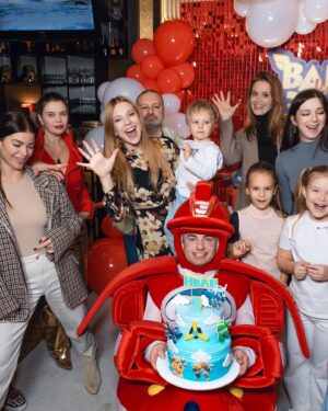 Natalya Podolskaya Instagram - В этом году так получилось, что отмечали день рождения Вани 4 раза !!!! И на этот раз - с любимыми бабушками , дедушкой и крестными -всей нашей  семьей ! 
За веселье как всегда отвечали наши неизменные , лучшие в своем деле @lobacheva_project 🤍. Вечеринка с Джетом из Супер Крыльев Ване понравилась ! А наших взрослых детей прекрасно занимал «взрослый» аниматор 👌. Задували свечи на самом вкусном торте от @olga_lakomka . 
Спасибо за праздник ❤️