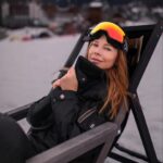 Natalya Podolskaya Instagram - Для меня самое приятное в отпуске это его послевкусие . Когда собираешь все впечатления вместе и понимаешь, как было весело и хорошо!!!! В этот раз у нас собралась компания из 20 человек 🙀. И знаете , что самое крутое ? Что каждый отдыхал , как ему комфортно. Вставал во сколько хотел , завтракал , ехал или не ехал кататься по настроению. В течение дня мы сбивались в кучки по интересам , а вечером у нас были не столы , а пиры 😂. Люблю своих друзей ❤️ Фото @marijasukhareva 🤍