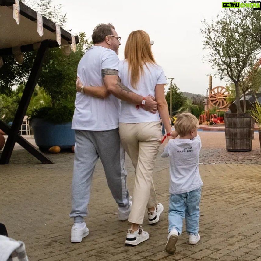 Natalya Podolskaya Instagram - В этом году Ванин день рождения мы отмечали очень долго и с размахом. Но самый запоминающийся - был в Сочи. Взяли и поехали 🙃. Это те дни, которые я навсегда сохраню в своем сердце! Родители, если будете в Сочи, я вам искренне рекомендую тематический парк аттракционов Сочи Парк @sochipark Дети были в восторге! А их знаменитая баба-Яга не оставит никого равнодушными!
