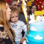 Natalya Podolskaya Instagram - В этом году так получилось, что отмечали день рождения Вани 4 раза !!!! И на этот раз - с любимыми бабушками , дедушкой и крестными -всей нашей семьей ! За веселье как всегда отвечали наши неизменные , лучшие в своем деле @lobacheva_project 🤍. Вечеринка с Джетом из Супер Крыльев Ване понравилась ! А наших взрослых детей прекрасно занимал «взрослый» аниматор 👌. Задували свечи на самом вкусном торте от @olga_lakomka . Спасибо за праздник ❤️