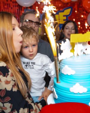 Natalya Podolskaya Instagram - В этом году так получилось, что отмечали день рождения Вани 4 раза !!!! И на этот раз - с любимыми бабушками , дедушкой и крестными -всей нашей  семьей ! 
За веселье как всегда отвечали наши неизменные , лучшие в своем деле @lobacheva_project 🤍. Вечеринка с Джетом из Супер Крыльев Ване понравилась ! А наших взрослых детей прекрасно занимал «взрослый» аниматор 👌. Задували свечи на самом вкусном торте от @olga_lakomka . 
Спасибо за праздник ❤️