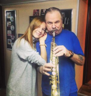 Natalya Podolskaya Instagram - Дорогой наш Петрович , наш папа !!! С Днем Рождения ❤️. Желаю только хороших новостей , богатырского здоровья, красивого футбола и окрыляющей музыки ! В нашей семье именно Вы отвечаете за самые смешные истории и чувство юмора с серьезным лицом ( мой любимый вариант) . Живя с Вашим сыном почти 20 лет могу сказать, что это передается по наследству 👌. Надеюсь и внукам достанется 🙏🏻. Мы Вас очень любим, нежный , трепетный и заботливый папа и дедушка! С Вашим днем ❤️