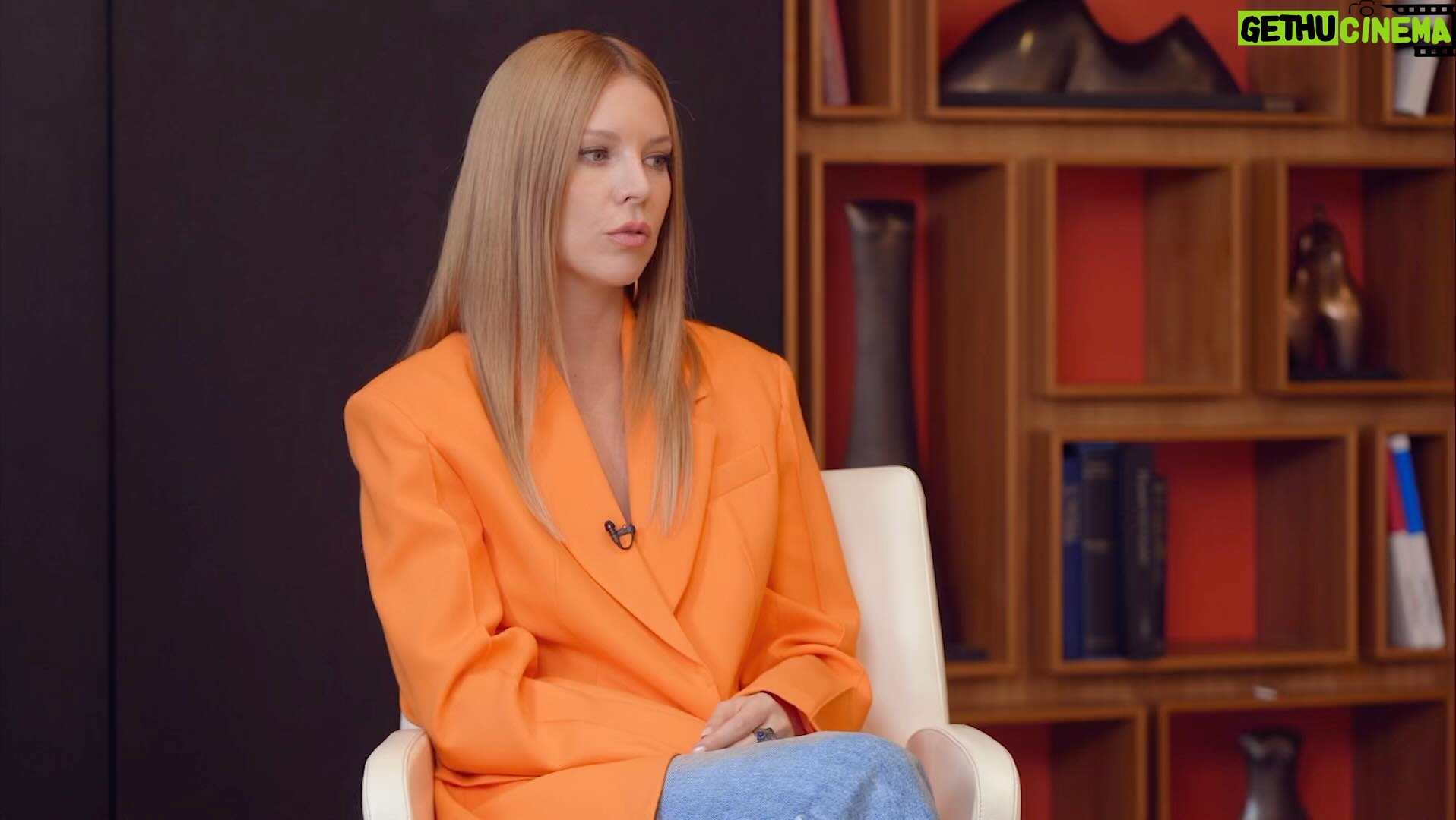 Natalya Podolskaya Instagram - История этой мамы поразила меня . Мария Лебедева оказалась на дне своей жизни в абьюзивных отношениях, беременная , без жилья и без копейки денег . Но ради будущего ребенка она попыталась изменить свою жизнь . И у нее получилось . Я понимаю , что очень много людей находятся в подобных ситуациях . Конечно история про Золушку случается далеко не с каждой , но я уверена , что этим выпуском шоу «Ваша Наташа» с @lebedeva.online мы сможем вдохновить и поселить в душе надежду , а за ней толчок к действию . Наша цель - приносить Вам пользу информацией . Приятного просмотра . Ссылка в сторис .