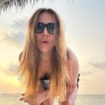 Natalya Podolskaya Instagram - Значит , ребят , ситуация такая … фотографировать мой муж ( как и все другие мужья моих подруг , которых я знаю ) НЕНАВИДИТ с самых больших букв . А закату как это объяснишь ??? Те самые подруги просветили , что существует программка для нас несчастненьких по многофотозаразсзадержкойвремени , чтобы настроить кадр . Вуаля -закат в @finolhu_maldives 🤍 Буду ползать на коленях и умолять @presnyakovvladimir потрудиться сделать пару кадров 🙏🏻. Рассчитываю на милость и снисхождение великого артиста 🤓.