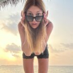 Natalya Podolskaya Instagram - Значит , ребят , ситуация такая … фотографировать мой муж ( как и все другие мужья моих подруг , которых я знаю ) НЕНАВИДИТ с самых больших букв . А закату как это объяснишь ??? Те самые подруги просветили , что существует программка для нас несчастненьких по многофотозаразсзадержкойвремени , чтобы настроить кадр . Вуаля -закат в @finolhu_maldives 🤍 Буду ползать на коленях и умолять @presnyakovvladimir потрудиться сделать пару кадров 🙏🏻. Рассчитываю на милость и снисхождение великого артиста 🤓.