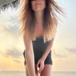 Natalya Podolskaya Instagram - Значит , ребят , ситуация такая … фотографировать мой муж ( как и все другие мужья моих подруг , которых я знаю ) НЕНАВИДИТ с самых больших букв . А закату как это объяснишь ??? Те самые подруги просветили , что существует программка для нас несчастненьких по многофотозаразсзадержкойвремени , чтобы настроить кадр . Вуаля -закат в @finolhu_maldives 🤍 Буду ползать на коленях и умолять @presnyakovvladimir потрудиться сделать пару кадров 🙏🏻. Рассчитываю на милость и снисхождение великого артиста 🤓.