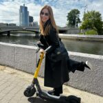 Natalya Podolskaya Instagram - Этот день мы проводим вместе с нашим братом в родной Беларуси ! Мы не виделись 2 года . Такое счастье обняться . Прошли 10 тыс шагов по Минску . Город такой чистый и красивый ! Люди отмечают и гуляют и хочется кричать : СПАСИБО ЗА ПОБЕДУ !!! Берегите друг друга и с праздником ❤️ @yuliana_pod @apodolski_