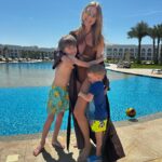Natalya Podolskaya Instagram - Честно скажу , я - неидеальная мать . Часто я занята своими делами и чтобы «вынырнуть» из них Тёма может несколько раз сказать - мама , ну посмотри ! Я бываю нетерпелива и раздражаюсь. Часто( . Но я очень стараюсь . Я настраиваюсь на время , которое хочу провести с ними , я его планирую в своей голове … типа , что мы будем делать вместе . Иногда вообще ничего не надо делать , просто быть рядом и смотреть . Во многом быть мамой мне помогает моя передача Ваша Наташа на YouTube. Истории моих гостей и советы психологов действительно вдохновляют и помогают быть лучше для своих детей. Эту неделю каникул я провожу с ними всецело , поэтому выбрала «детский» отель @rixosradamis . Люблю эту сеть . Просто наслаждаюсь ❤️