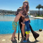 Natalya Podolskaya Instagram - Честно скажу , я - неидеальная мать . Часто я занята своими делами и чтобы «вынырнуть» из них Тёма может несколько раз сказать - мама , ну посмотри ! Я бываю нетерпелива и раздражаюсь. Часто( . Но я очень стараюсь . Я настраиваюсь на время , которое хочу провести с ними , я его планирую в своей голове … типа , что мы будем делать вместе . Иногда вообще ничего не надо делать , просто быть рядом и смотреть . Во многом быть мамой мне помогает моя передача Ваша Наташа на YouTube. Истории моих гостей и советы психологов действительно вдохновляют и помогают быть лучше для своих детей. Эту неделю каникул я провожу с ними всецело , поэтому выбрала «детский» отель @rixosradamis . Люблю эту сеть . Просто наслаждаюсь ❤️