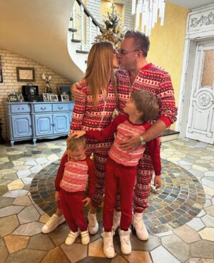 Natalya Podolskaya Instagram - С Новым Годом , дорогие ! Счастья в каждый дом , любви , нежности, добра и милосердия ❤️. И я желаю каждому беречь свет внутри себя ❤️ и любить людей❤️
