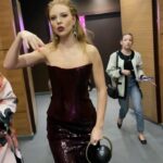 Natalya Podolskaya Instagram - Мой обычный ритуал перед выходом на сцену . В 2023 году у меня было много прекрасных музыкальных событий и я верю , что это начало моего разгона . Я пою с самого детства и мне повезло точно знать с ранних лет , кем я хочу быть когда вырасту . Моя мечта сбылась . У каждого свой путь к мечте . Мне очень нравится мой 🤍. Я иду по нему с самыми дорогими людьми - моя семья , моя команда , мои друзья , мои партнеры . Обожаю каждого . Все эти мои люди буквально окрыляют меня и вдохновляют . Это моя сила и опора . И в новом 2024 в мои планы входит идти так же дальше пританцовывая 🥰. @presnyakovvladimir @velvetmusic @a_mikhaylova @isaeva.anya @yuliana_pod @yanadayneko @karina_zvereva32 @xenia_dimakova