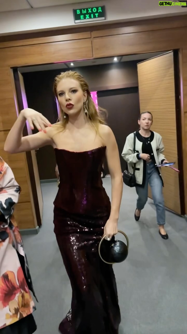 Natalya Podolskaya Instagram - Мой обычный ритуал перед выходом на сцену . В 2023 году у меня было много прекрасных музыкальных событий и я верю , что это начало моего разгона . Я пою с самого детства и мне повезло точно знать с ранних лет , кем я хочу быть когда вырасту . Моя мечта сбылась . У каждого свой путь к мечте . Мне очень нравится мой 🤍. Я иду по нему с самыми дорогими людьми - моя семья , моя команда , мои друзья , мои партнеры . Обожаю каждого . Все эти мои люди буквально окрыляют меня и вдохновляют . Это моя сила и опора . И в новом 2024 в мои планы входит идти так же дальше пританцовывая 🥰. @presnyakovvladimir @velvetmusic @a_mikhaylova @isaeva.anya @yuliana_pod @yanadayneko @karina_zvereva32 @xenia_dimakova