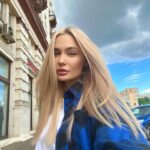 Natalya Rudova Instagram - Решила на лето добавить обьем и чуть длинны своим волосам. Захотелось побыть Русалочкой😻😻😻 Для тех кто сильно переживает за свои волосы как и я, советую Голливудское наращивание на косичку как сделала я😻 Я крайне редко делаю наращивание и только в этом салоне, здесь самые крутые мастера! И вы точно останетесь со своими волосами после 🙏 Сохраняйте контакт @wowvolosy ❤️ Спасибо за красоту! (Кстати тут очень крутые колористы)
