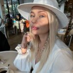 Natalya Rudova Instagram - Мираж. Ах, возможно ли сосчитать, сколько виражей делает жизнь для того, чтоб мы смогли обрести свою настоящую любовь. Это всё равно, что сосчитать все звёзды на небе или песчинки на морском берегу. Вот так. Несчастное сердце влюбленного, что пересекает пустыню в поиске цветущего оазиса. В погоне за миражом он рискует всем, потому что знает, что есть скрытый в песках источник. Благословенны, пьющие из этого источника, потому что всегда будут утешены.  Любовь толкает в огонь страсти, любовь соединяет небо и землю, любовь разрушает все преграды, любовь бросает в омут с головой.  Только любовь меняет жизнь, толкает в огонь страсти, соединяет небо и землю, разрушает все преграды, бросает в омут с головой.  Только любовь... и жизнь меняется, и смерти больше нет.