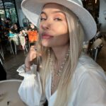 Natalya Rudova Instagram - Мираж. Ах, возможно ли сосчитать, сколько виражей делает жизнь для того, чтоб мы смогли обрести свою настоящую любовь. Это всё равно, что сосчитать все звёзды на небе или песчинки на морском берегу. Вот так. Несчастное сердце влюбленного, что пересекает пустыню в поиске цветущего оазиса. В погоне за миражом он рискует всем, потому что знает, что есть скрытый в песках источник. Благословенны, пьющие из этого источника, потому что всегда будут утешены.  Любовь толкает в огонь страсти, любовь соединяет небо и землю, любовь разрушает все преграды, любовь бросает в омут с головой.  Только любовь меняет жизнь, толкает в огонь страсти, соединяет небо и землю, разрушает все преграды, бросает в омут с головой.  Только любовь... и жизнь меняется, и смерти больше нет.