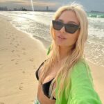 Natalya Rudova Instagram - Foot prints birds and paradise💚 Dubai, United Arab Emirates