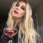 Natalya Rudova Instagram - Пью кровь . Дорого 👻🖤 #halloween