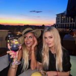 Natalya Rudova Instagram - Хорошая девочка Уля! Вдоль маленьких домиков белых акация душно цветет. Хорошая девочка Уля, на улице Южной живет. Ее золотые косицы затянуты, будто жгуты. По платью, по синему ситцу, как в поле, мелькают цветы. И вовсе, представьте, неплохо, что рыжий пройдоха апрель бесшумной пыльцою веснушек засыпал ей утром постель. Не зря с одобреньем веселым соседи глядят из окна, когда на занятия в школу с портфелем проходит она. В оконном стекле отражаясь, по миру идет не спеша хорошая девочка Уля. Да чем же она хороша? Спросите об этом мальчишку, что в доме напротив живет. Он с именем этим ложится и с именем этим встает. Недаром на каменных плитах, где милый ботинок ступал, «Хорошая девочка Уля», - в отчаяньи он написал. Не может людей не растрогать мальчишки упрямого пыл. Так Пушкин влюблялся, должно быть, так Гейне, наверно, любил. Он вырастет, станет известным, покинет пенаты свои. Окажется улица тесной для этой огромной любви. Преграды влюбленному нету: смущенье и робость — вранье! На всех перекрестках планеты напишет он имя ее. На полюсе Южном — огнями, пшеницей — в кубанских степях, на русских полянах — цветами и пеной морской — на морях. Он в небо залезет ночное, все пальцы себе обожжет, но вскоре над тихой Землею созвездие Ули взойдет. Пусть будут ночами светиться над снами твоими, Москва, на синих небесных страницах красивые эти слова. Хорошая девочка Уля! С днем рождения! Желаю тебе такой же любви как в этих стихах! Люблю! Ценю! Обожаю!❤️
