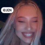 Natalya Rudova Instagram - Хорошая девочка Уля! Вдоль маленьких домиков белых акация душно цветет. Хорошая девочка Уля, на улице Южной живет. Ее золотые косицы затянуты, будто жгуты. По платью, по синему ситцу, как в поле, мелькают цветы. И вовсе, представьте, неплохо, что рыжий пройдоха апрель бесшумной пыльцою веснушек засыпал ей утром постель. Не зря с одобреньем веселым соседи глядят из окна, когда на занятия в школу с портфелем проходит она. В оконном стекле отражаясь, по миру идет не спеша хорошая девочка Уля. Да чем же она хороша? Спросите об этом мальчишку, что в доме напротив живет. Он с именем этим ложится и с именем этим встает. Недаром на каменных плитах, где милый ботинок ступал, «Хорошая девочка Уля», - в отчаяньи он написал. Не может людей не растрогать мальчишки упрямого пыл. Так Пушкин влюблялся, должно быть, так Гейне, наверно, любил. Он вырастет, станет известным, покинет пенаты свои. Окажется улица тесной для этой огромной любви. Преграды влюбленному нету: смущенье и робость — вранье! На всех перекрестках планеты напишет он имя ее. На полюсе Южном — огнями, пшеницей — в кубанских степях, на русских полянах — цветами и пеной морской — на морях. Он в небо залезет ночное, все пальцы себе обожжет, но вскоре над тихой Землею созвездие Ули взойдет. Пусть будут ночами светиться над снами твоими, Москва, на синих небесных страницах красивые эти слова. Хорошая девочка Уля! С днем рождения! Желаю тебе такой же любви как в этих стихах! Люблю! Ценю! Обожаю!❤️