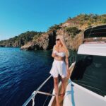 Natalya Rudova Instagram - Обзор фильмов и сериалов из последних что прям зашло : «Дневная смена» 2022 г( комедия огонь) «30 Серебряников» сериал (2020) «Кемпинг» сериал (2018) «Расправь крылья» фильм «Маленькие секреты» фильм «Лулу и Бриггс» фильм «Затерянный город» фильм «Скрижали судьбы» фильм Ну и с 25-го августа смотрите наш сериал «Жизнь по вызову» где собственно играю Я😂💪 Сохраняйте🎬