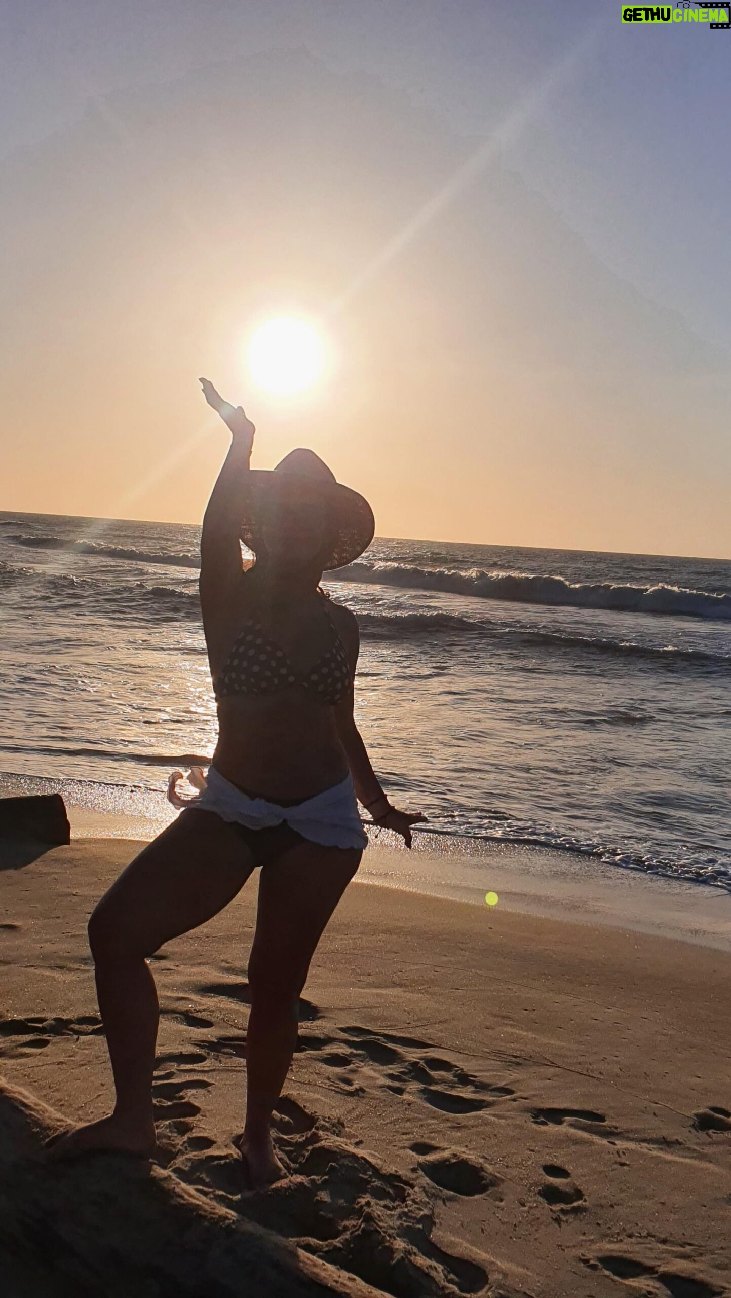 Natasha Klauss Instagram - Vivir mi vida es esto , familia , amor , y mar mar mar mar mar mar mar y mar 🥰❤️ El mar y yo desde pequeños , una alianza inquebrantable 🙏 Feliz día #misanores #tbt