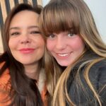 Natasha Klauss Instagram – La felicidad de tener una foto contigo mi #paloma ❤️
Eres linda , pero lo más lindo de ti es tu corazón , tu nobleza y la conciencia que tienes ante la vida, aunque solo tengas 13 años ❤️
Ti amo ratona ✨❤️
Feliz #sabado #misamores