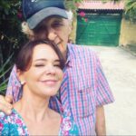Natasha Klauss Instagram - Hoy tengo nostalgia pero de la linda por todos aquellos , mis ancestros que se han ido pero que están conmigo siempre acompañándome desde el cielo 🙏 #papa #mama #tíos #abuelos Hoy es un día para honrarlos y dejarles por acá un mensaje muy personal en el que creo firmemente y es que la muerte física es solo un paso para volver a la fuente 🙏 Para mi perder a mis padres en el mismo año fue doloroso y los extraño más que nunca ahora pero saben ? Lo único certero que tenemos en esta vida es esta vida misma pues para mi ya está escrito el día en que nos vamos ! Asi que a disfrutar , abrazar , amar , soltar y entender que la muerte es inevitable y no vale la pena siquiera pensar en ella . Mejor aprovechar cada momento que tengamos acá tanto para nosotros mismos como para compartir y estar con los demás 🥰🙏 Los amo #misamores y si!!! la nostalgia es maravillosa sentirla pues creo que son los susurros al oído , de los que han partido, para que nunca nos olvidemos de ellos 🥰❤️