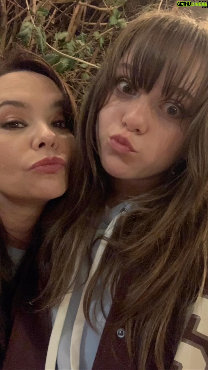 Natasha Klauss Instagram - La vida , el año vivido , la familia ,la gratitud , la nostalgia por los que no están hoy y sobretodo saber que es solo este momento el que tenemos … feliz navidad 🎁 que el espíritu de estas fiestas les llene sus corazones con los mejores deseos para ustedes y quienes los rodena .. amén mucho , acepten , perdonen, amén ,vivan y sientan “siempre” que son más grandes que lo que ustedes creen y piensan de ustedes mismos !!! Feliz navidad 🎁 acompañada de la mejor canción de @soytatianaklauss
