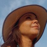 Natasha Klauss Instagram - Ser mujer es un acto electivo de valentía antes de venir a este mundo pues sabemos la función y propósito para el que vinimos ! El mío además de ser madre de dos hijas que me hicieron la mujer que soy , hija de una madre que me dio todo para que ellas fueran las mujeres que son , elegí ser actriz una profesión en la que he visto cómo hemos guerreado para ganarnos un puesto en todos las expresiones de este medio , dentro y fuera de cámara ! Como actriz mujer tengo que ver cómo los hombres son los que más ganan, a los que las propias productoras quieren y valoran más y a las que las arrugas no les importan . Nosotras debemos vernos “ regias “ casi siempre 🥰 Veo cómo compañeras directoras se endurecen para poder navegar en este mundo , aún gobernado por hombres . Por esto y más más , Hoy las honro a todas !! Y también a aquellos hombres que nos valoran , respetan y además han vencido la cruda educación machista desde el hogar y la sociedad !! 👏🏼👏🏼👏🏼👏🏼 Las amo !!! #mujeres