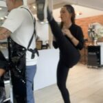 Natasha Klauss Instagram – Cuando tu peluquero te ignora y ya está listo el tinte para que me lo quite de la cabeza 😝 ni bailándole asi de sensual 😜
Ay mi @andresvelasquez.m cómo te amo ❤️ 
#baile #humor