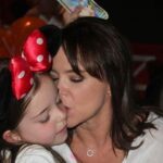Natasha Klauss Instagram - Si alguna vez te haz sentido frustrada por no darle a tus hijos algo material , o tal vez porque en tu presente no haz podido construir futuro para dejarles a ellos … déjame decirte que yo también me he sentido así !!!!, pero sabes que ? , cuando veo que mis hijas no son mesquinas , tramposas , habladoras de los demás . Cuando veo que aunque se equivoquen , saben pedir perdón ! Cuando veo que reconocen sus errores, a pesar de tener miles de equivocaciones son capaces de transformarse…. Cuando veo todo esto y más , Ahi digo … no joda esta es la mejor herencia que les puedo dejar ❤️💪 Los valores y principios no se negocian , así que enfócate en darle ejemplo a tus hijos para que sean seres humanos que construyan y no que destruyan ❤️ Las amo #hijas #isabel y #paloma ❤️