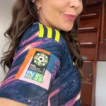 Natasha Klauss Instagram - Y acá hoy “ chicaneando” ( Hacer alarde o presumir de algo o con algo 😜) con este bello regalo de una amigo de mi esposo #willy Esta camiseta es muy importante para mi pues como mujer me siento orgullosa de @linda__caicedo11 y de todas las mujeres que somos berracas, y que con nuestros dones, talentos y virtudes nos destacamos en lo que hacemos . 🛑ojo🛑 No importa la “fama “ es efímera , importa el éxito y el aporte a la humanidad que le damos a los demás por medio del desarrollo de nuestra pasión 💪y misión de vida Y el éxito , es más que un logro es un reconocimiento recibido por hacer lo qué haces con amor y engrandeciendo a los demás con tu don ♥️❤️🙏 #mundialfemenino #australia @seleccioncolombiademujeresof