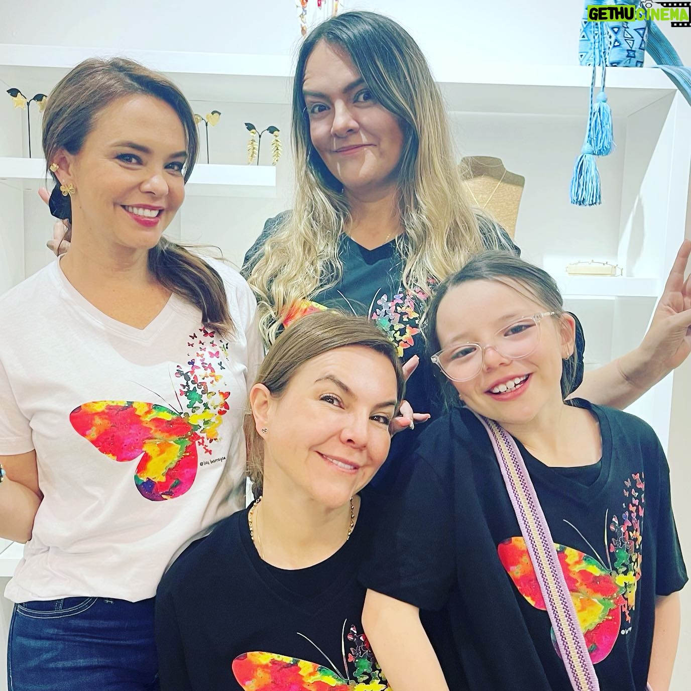 Natasha Klauss Instagram - Los cambios que se dan desde “adentro “ siempre tranforman✨ Y ellas mis amigas @lasbarragan plasmaron este bello mensaje , en su nueva colección , inspirada en las MARIPOSAS 🦋 Tu mujer que me lees creo firmemente que somos constantes mariposas en cada momento de nuestras vidas pues de “bellas”orugas siempre nos transformaremos en “bellas”mariposas que despliegan sus alas para darle vuelo a tus verdaderos dones , deseos y sueños . Cada situación difícil por la que pasemos , nos invita a cambiar o mejor a transformar aquello que requiere ser sanado ✨ Yo tambien me uni a su colección y estoy con mi marca de accesorios @natashaklaussaccesorios en su tienda 🦋 Centro comercial hacienda Santa Bárbara Gracias amigas por creer en mi y por hacer siempre algo inspirador en cada prenda que diseñan ✨🦋 Feliz día #misamores