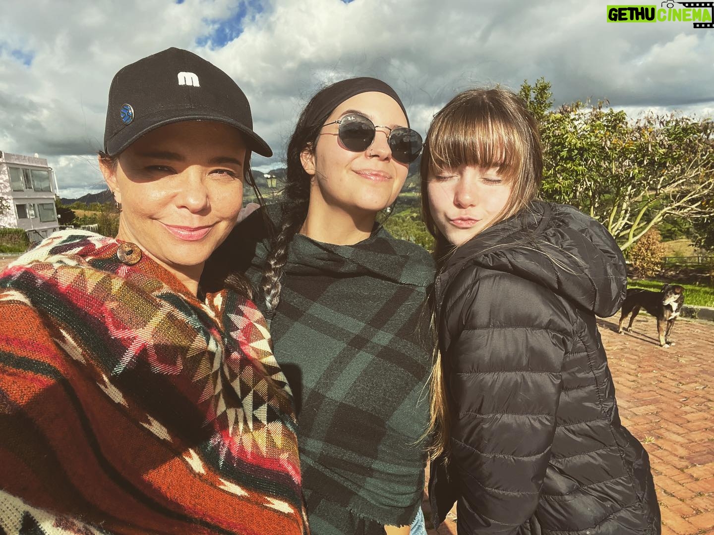 Natasha Klauss Instagram - Las amo ❤️ Mis hijas 🙏 #isabel #paloma Son ellas , auténticas y únicas Feliz miércoles #misamores