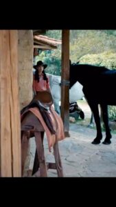 Natasha Klauss Instagram - Este #tbt es de muchos de los momentos vividos grabando la segunda temporada de #pasiondegavilanes2 extrañándolos a todos y agradeciendo siempre a ustedes nuestro público que aún después de tantos años siguen siendo fieles y manteniéndonos en los primeros lugares de sintonía en #netflix Gracias @telemundo por haberle hecho este sueño realidad a todos los fans 🧡 Los extraño siempre ! @paolareyactriz @mariocimarro @michel123brown @juanbaptistad @kristililley @dannagarciao @rodrigotrianadirector @lajaureguiactriz @bernardofloresmx @vega.camilo @soy.camilarojas @zharickleonactriz @connihernandez1 @yare_santana_ @jeronimocantillo @sebastianosmer y a todo el equipo de producción ♥️y todo el elenco que me falta por mencionar acá ❤️ Feliz jueves de #tbt #misamores