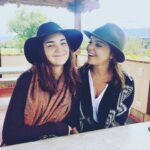 Natasha Klauss Instagram - Y bueno mi @alanaranjar previo a tu cumple que es mañana y que ya son 22 años en los que me he enamorado de ti cada día más , quiero con estas fotos presumir de ti ! 🥰 de contar que eres mi primer amor , el que me enseñó a saber que es el amor de verdad sin etiquetas . El amor incondicional de verdad ! el que hizo que mi vida cambiara por completo y la hija que volvería a elegir mil veces más por todo lo que me haz enseñado y por todo lo que he crecido como mujer, gracias a lo que he aprendido contigo ❤️ Ustedes perdonen la intensidad #mismamores pero mañana montare mas fotos ❤️ de mi princesa Gracias Dios por permitirme seguirla disfrutando en vida 🙏