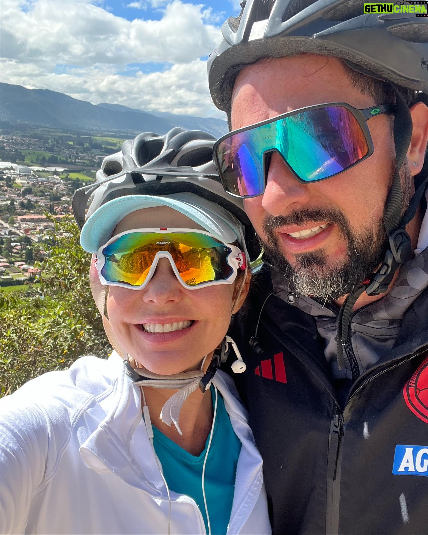 Natasha Klauss Instagram - La pasión por este deporte la 🚵♀️ nos lleva a compartir momentos únicos en pareja ! El mejor compañero para subir la montaña @elvene10 💪love you ❤️ Feliz inicio de #semana #misamores