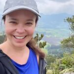 Natasha Klauss Instagram - Estamos recorriendo nuevos caminos , descubriendo , haciendo ejercicio , respirando y poniéndonos metas . Hicimos primero 8 kms de bicicleta y luego llegamos a un viacrucis en lo alto de la montaña . 12 estaciones y lo logramos 🤪 yo obvio narrando no me daba el aire, pero no hay nada más satisfactorio que lograr metas y empezando por las pequeñas se logran las grandes ! Buen día #misamores y feliz Semana Santa ❤️ @elvene10 planes de pareja como estos son los que alimentan el alma ❤️