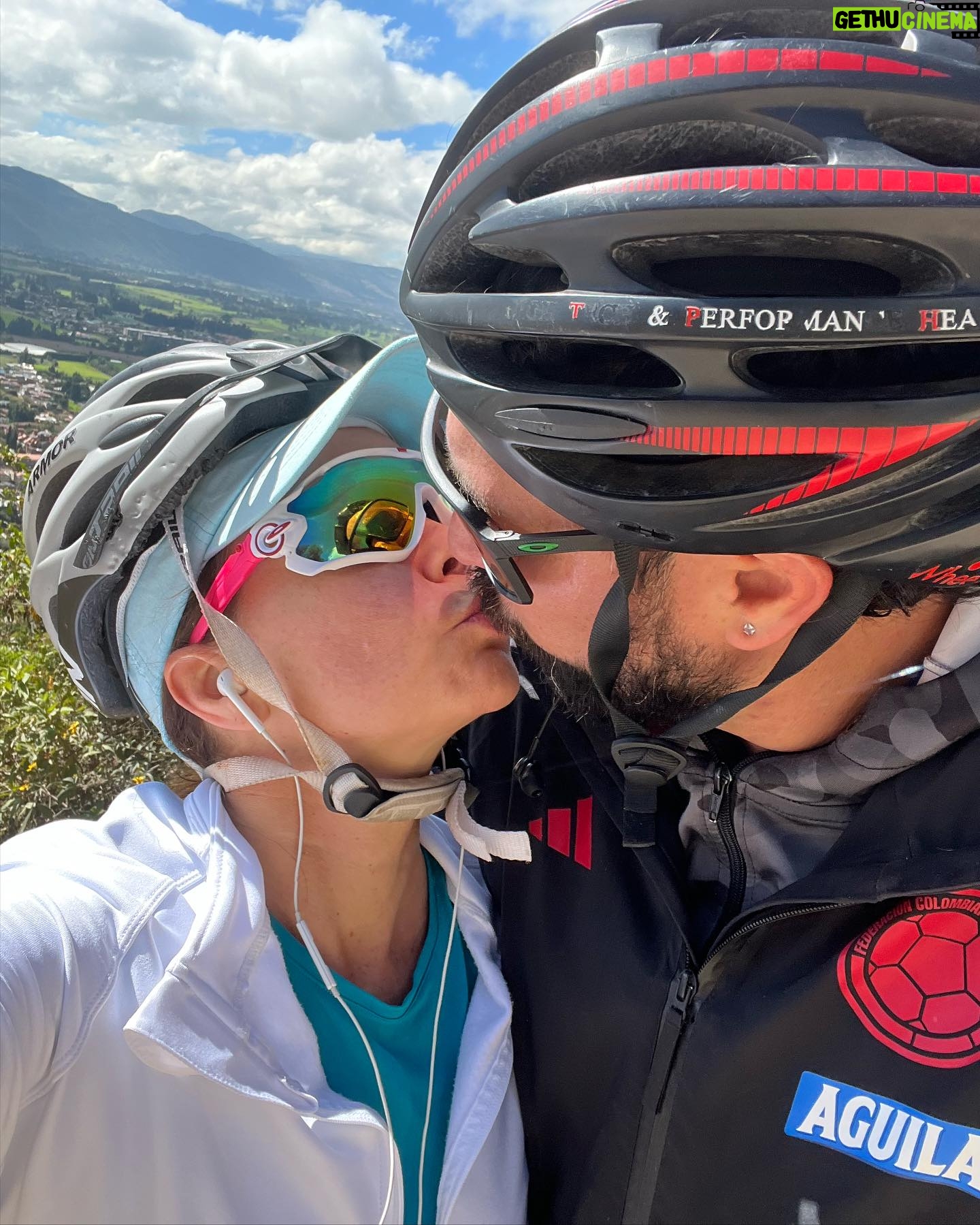 Natasha Klauss Instagram - La pasión por este deporte la 🚵♀️ nos lleva a compartir momentos únicos en pareja ! El mejor compañero para subir la montaña @elvene10 💪love you ❤️ Feliz inicio de #semana #misamores