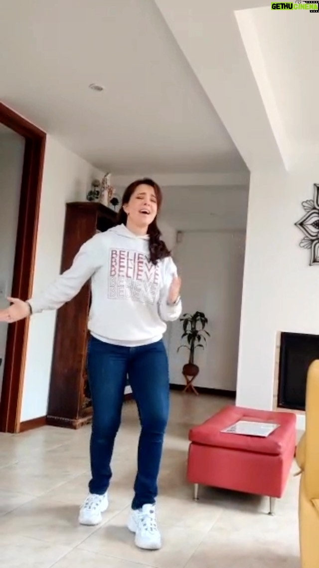 Natasha Klauss Instagram - Miércoles de sabor ♥️🥰 Bailar Cura y cantar más así no caigas en la 📝🤪 Feliz día #misamores acá disfrutando con la one y la casita nueva 🤩🙏