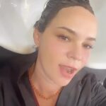 Natasha Klauss Instagram – Los cambios como #actriz me encantan 😍
Sobretodo cuando el proyecto me encanta más ❤️🔜
Volvimos al cabello oscuro y a las extensiones ( antes de que me pregunten lo obvio 🤣) ya que me corte el cabello hace poco 😍 
gracias a @molapeluqueria  y a @andresvelasquez.m , gracias por el ser que eres y haberme arreglado mi cabello en todo este tiempo ❤️
Salí consentida del lugar , mascarilla y un hidratante especial Para las jornadas que se vienen ahora en grabaciones 😌
Besos #misamores y feliz miércoles y deseo que sigan brillando y repletos de bendiciones para esta semana 🤩