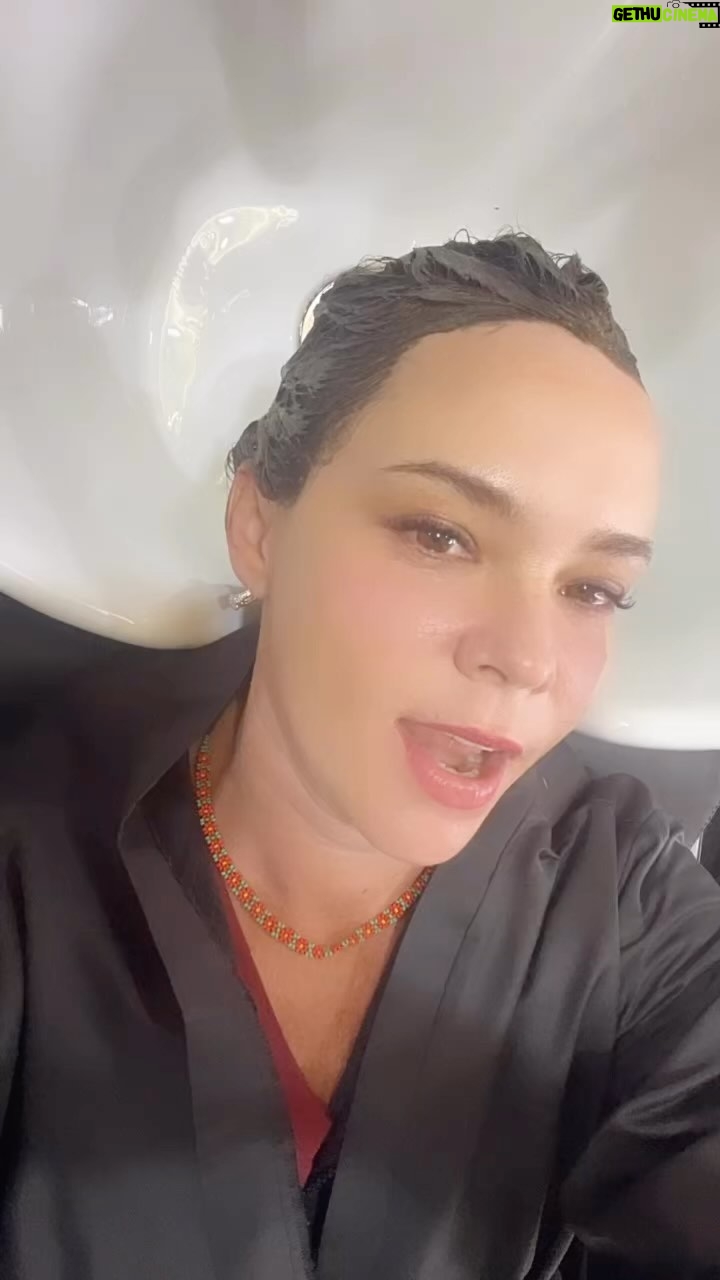 Natasha Klauss Instagram - Los cambios como #actriz me encantan 😍 Sobretodo cuando el proyecto me encanta más ❤️🔜 Volvimos al cabello oscuro y a las extensiones ( antes de que me pregunten lo obvio 🤣) ya que me corte el cabello hace poco 😍 gracias a @molapeluqueria y a @andresvelasquez.m , gracias por el ser que eres y haberme arreglado mi cabello en todo este tiempo ❤️ Salí consentida del lugar , mascarilla y un hidratante especial Para las jornadas que se vienen ahora en grabaciones 😌 Besos #misamores y feliz miércoles y deseo que sigan brillando y repletos de bendiciones para esta semana 🤩