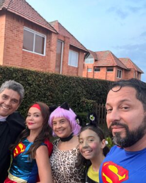 Natasha Klauss Instagram - Happy happy #halowen 
Hoy de súper héroes y con amigos súper vacanos la vida es más linda ❤️
@elvene10 @sandraojmo 
Pd no me disfrazaba hace por lo menos 3 años 🤪❤️💪
#misamores cuenten por acá de que se disfrazaron 👇🏻