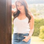 Natasha Klauss Instagram - Que pasa si “hoy” reconoces lo valiente , bella , grandiosa , vulnerable ,sensible , llorona , furiosa , gritona, callada , terca , alegre , nostálgica , HUMANA que eres ? 🥰 Que reconoces hoy en ti que te hace ser sencillamente tu ? 🥰👇🏻 Los leo #misamores