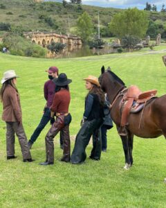 Natasha Klauss Instagram - Momentos 🥰❤️🙏 #pasiondegavilanes2 #tbt Besos a todos mis compañeros 🧡 los extraño 🌟 @telemundo @netflixlat Y pronto por @caracoltv 😀 Feliz #jueves #misamores