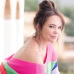 Natasha Klauss Instagram - La libélula presenta matices de colores tanto en las alas como en el cuerpo. Se manifiestan diferentes colores dependiendo del ángulo y la polarización de la luz. Esta propiedad supone el fin de las ilusiones creadas por uno mismo, así como una visión más nítida de la realidad. Las libélulas pueden ver en 360 grados alrededor, desde luego una visión desinhibida de la mente y capacidad de ver más allá de lo superficial. Por eso este tatuaje que me hice hace ya unos años junto a mi hija #isabel ( el único que tengo ) La #libelula es mi tótem ✨ pero más allá de eso es lo que me recuerda que en mi espalda llevo las alas de libertad y vuelo para ir ma allá de mi cuerpo y mente 🥰 Excelente día #misamores ❤️