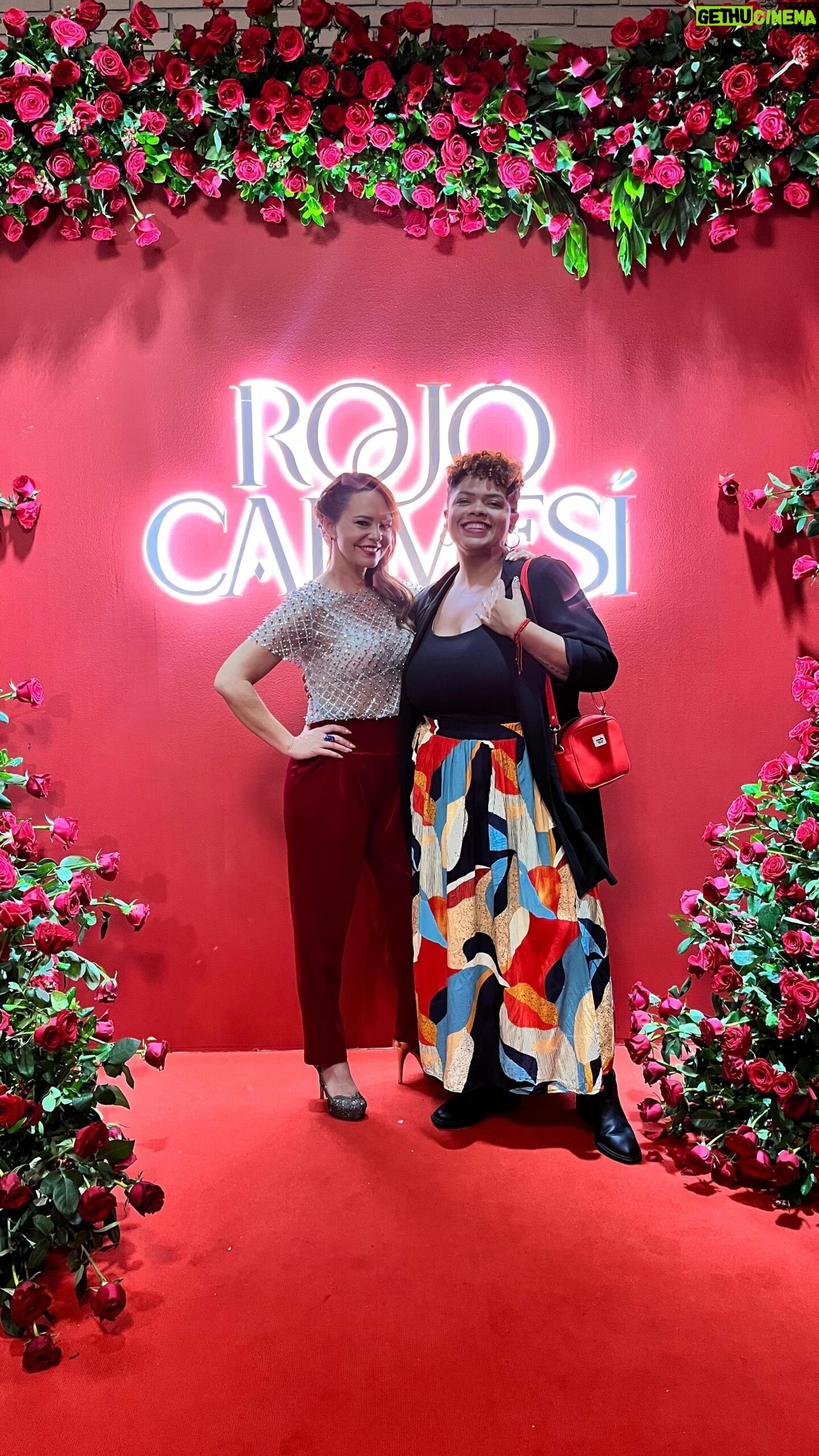 Natasha Klauss Instagram - Anoche estuvimos en la presentación a prensa de #RojoCarmesí y esto fue un poco de lo que se vivimos entre rosas, mucha emoción, un gran equipo y buena compañía. Estreno: Martes 16 de abril a las 8:00pm por @canalrcn Ya pronto conocerán a Paulina y su historia. #natashaklauss #ohmaikatagency #rojocarmesí #granestreno #canalrcn